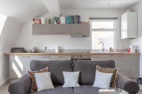 Bright & Airy 1 Bedroom Apartment in Central London, London